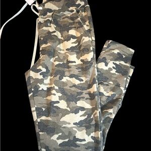Women’s size medium ampersand ave Camouflage Jogger Pants size medium NWT